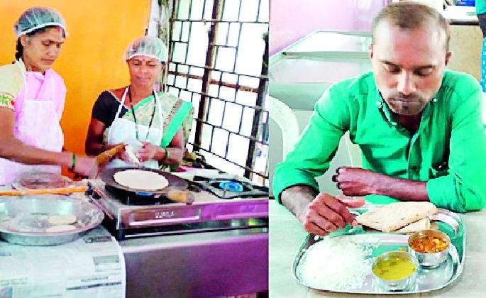 Line of beneficiaries in the store for Shiv Bhoja plate | शिवभोजन थाळीसाठी भंडारात लाभार्थ्यांच्या रांगा
