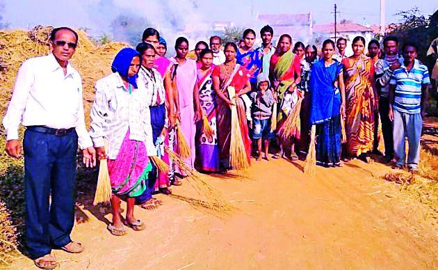 Youth, women were transformed into cleanliness | युवक, महिलांनी घडविला स्वच्छतेतून कायापालट Youth, women were transformed into cleanliness | युवक, महिलांनी घडविला स्वच्छतेतून कायापालट