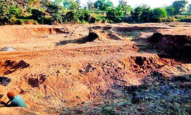 The sand and rock mining combination of Nallah | नाल्यातील रेती व खडकाचे खनन जोमात The sand and rock mining combination of Nallah | नाल्यातील रेती व खडकाचे खनन जोमात
