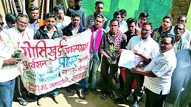 Necklace trees planted before the house of the MLA | आमदाराच्या घरासमोर लावली कडूलिंबाची झाडे