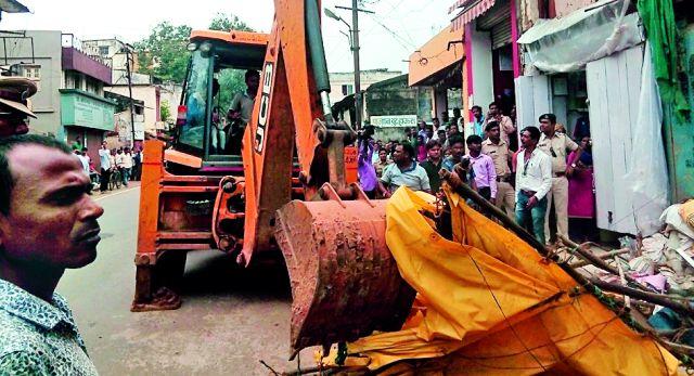 Bulldozing again on encroachment | अतिक्रमणावर पुन्हा बुलडोजर Bulldozing again on encroachment | अतिक्रमणावर पुन्हा बुलडोजर
