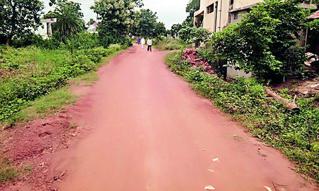 And the masonry 'it' road was stolen | अन् मातीकाम झालेला 'तो' रस्ताच चोरीला गेला