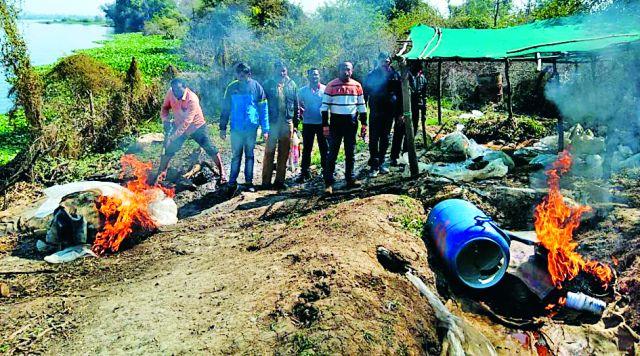 Police raid on running hammer | रनिंग हातभट्टीवर पोलिसांची धाड Police raid on running hammer | रनिंग हातभट्टीवर पोलिसांची धाड