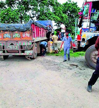 Run the truck on the flyovers | उड्डाणपूल संरक्षकावर ट्रक धडकला Run the truck on the flyovers | उड्डाणपूल संरक्षकावर ट्रक धडकला