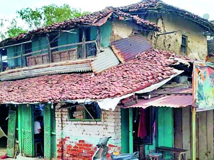 Striking of action on dilapidated buildings | जीर्ण इमारतींवर कारवाईबाबत हतबलता