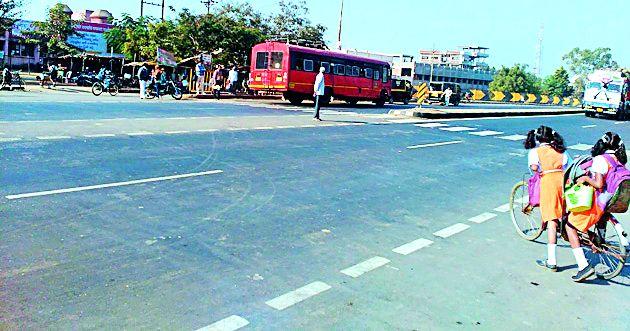Not the highway, this is the only way to death | महामार्ग नव्हे, हा तर मृत्यूमार्गच