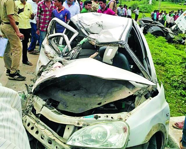 A dead man, a seriously injured in an accident near Bela | बेलाजवळ अपघातात एक ठार, एक गंभीर