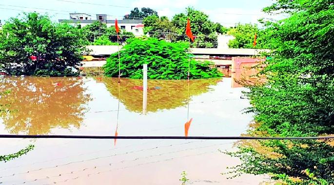 Life in the district is disrupted even after 48 hours due to floods | जिल्ह्यात पूरपरिस्थितीने ४८ तासानंतरही जनजीवन विस्कळीत Life in the district is disrupted even after 48 hours due to floods | जिल्ह्यात पूरपरिस्थितीने ४८ तासानंतरही जनजीवन विस्कळीत