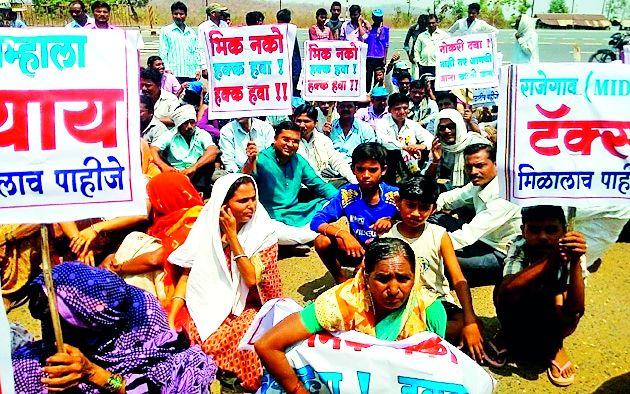 A morcha on unemployed youth Ashok Leyland factory | बेरोजगार तरुणांचा अशोक लेलँड कारखान्यावर मोर्चा A morcha on unemployed youth Ashok Leyland factory | बेरोजगार तरुणांचा अशोक लेलँड कारखान्यावर मोर्चा