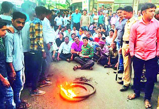 Stage after stepping Waghmare to step | चरण वाघमारे यांना धक्काबुक्कीनंतर तणाव Stage after stepping Waghmare to step | चरण वाघमारे यांना धक्काबुक्कीनंतर तणाव