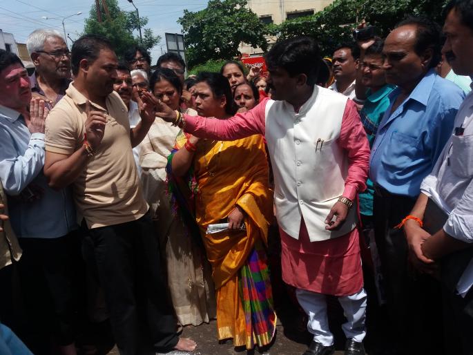 At the end of the flyover of Nashik, the work of the pedestrian subway is finally completed | नाशिकला उड्डाणपुलाखाली अखेर पादचारी भुयारी मार्गाचे काम सुरू