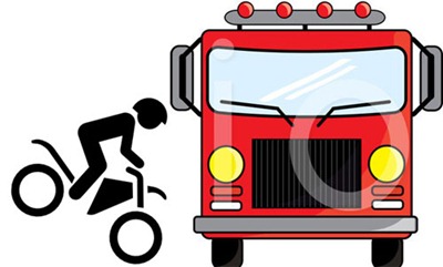 Dangerous injured seriously injured in truck crash | ट्रकच्या धडकेत दुचाकीस्वार गंभीर जखमी Dangerous injured seriously injured in truck crash | ट्रकच्या धडकेत दुचाकीस्वार गंभीर जखमी