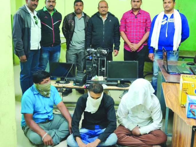 Local Crime Branch raids fake online lottery center in Nandura | नांदुऱ्यातील बनावट ऑनलाईन लॉटरी सेंटरवर स्थानिक गुन्हे शाखेचा छापा Local Crime Branch raids fake online lottery center in Nandura | नांदुऱ्यातील बनावट ऑनलाईन लॉटरी सेंटरवर स्थानिक गुन्हे शाखेचा छापा