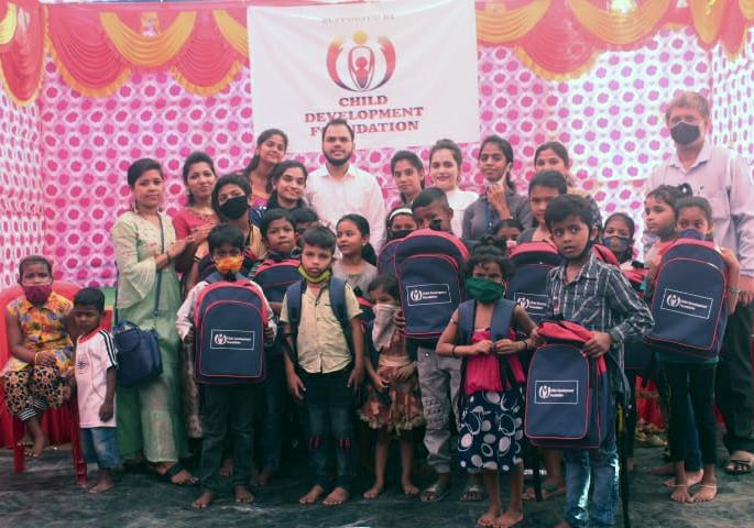 Distribution of educational materials from the Child Development Foundation | निराधारांची दिवाळी झाली गोड; चाइल्ड डेव्हलपमेंट फाऊंडेशनकडून शैक्षणिक साहित्य वाटप Distribution of educational materials from the Child Development Foundation | निराधारांची दिवाळी झाली गोड; चाइल्ड डेव्हलपमेंट फाऊंडेशनकडून शैक्षणिक साहित्य वाटप