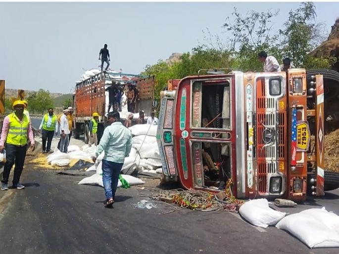Freight truck overturns in Chandwad Ghat; No casualties | चांदवडला घाटात मालट्रक उलटला; जीवितहानी नाही Freight truck overturns in Chandwad Ghat; No casualties | चांदवडला घाटात मालट्रक उलटला; जीवितहानी नाही