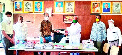 One lakh donations from Ganesh Trust for Chandwad wishes | चांदवड इच्छापूर्ती गणेश ट्रस्टतर्फे एक लाखाची मदत One lakh donations from Ganesh Trust for Chandwad wishes | चांदवड इच्छापूर्ती गणेश ट्रस्टतर्फे एक लाखाची मदत