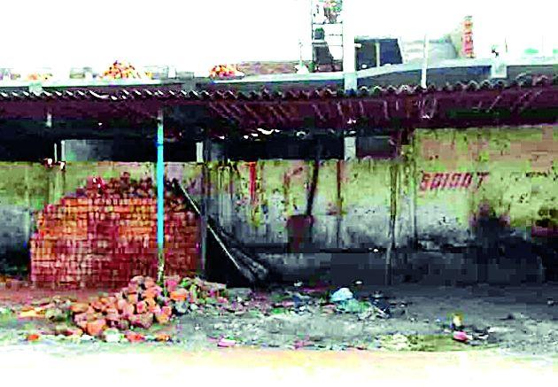Parking outside the market | मार्केटच्या बाहेर वाहनतळ Parking outside the market | मार्केटच्या बाहेर वाहनतळ