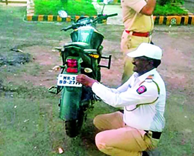 Action on 300 drivers | तिनशे वाहनचालकांवर कारवाई Action on 300 drivers | तिनशे वाहनचालकांवर कारवाई