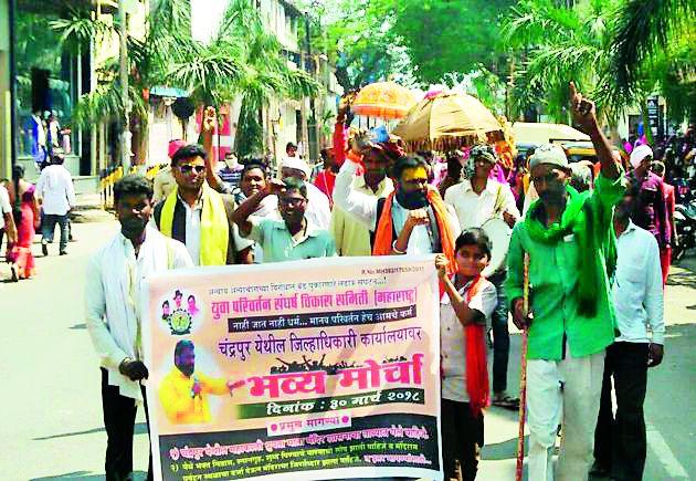 The victims of the district collapse | जिल्हा कचेरीवर भाविकांची धडक The victims of the district collapse | जिल्हा कचेरीवर भाविकांची धडक