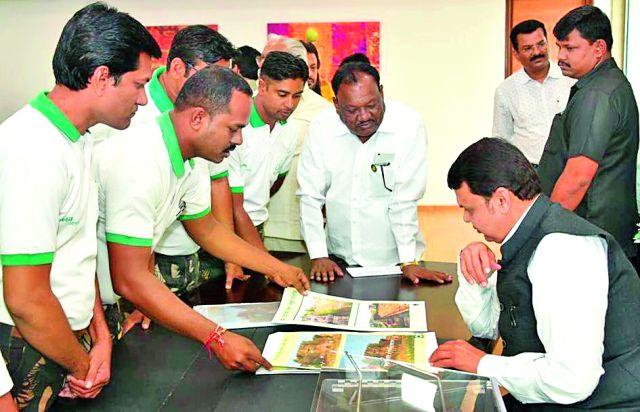 The Chief Minister learned about the cleanliness of the fort | मुख्यमंत्र्यांनी जाणून घेतली किल्ला स्वच्छतेची माहिती