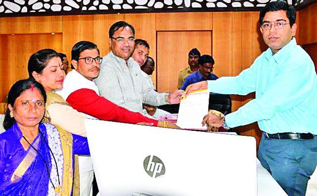 After rehabilitation, the houses will be down | पुनर्वसन केल्यानंतरच घरे खाली करणार