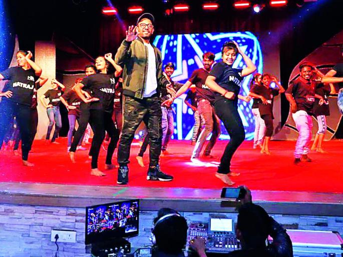 Chandrapurkar thirakale on the rhythm of Gyan | सुमधूर गीतांच्या तालावर थिरकले चंद्रपूरकर Chandrapurkar thirakale on the rhythm of Gyan | सुमधूर गीतांच्या तालावर थिरकले चंद्रपूरकर