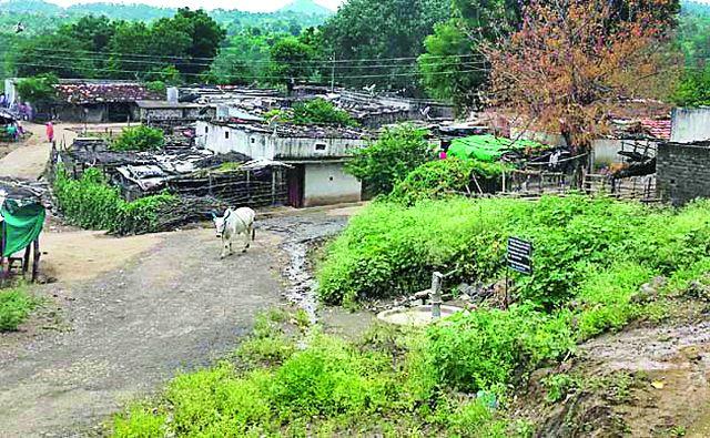 Due to the wages of laborers for the bread | भाकरीसाठी भटकंती; चंद्रपूर जिल्ह्यातील गावे ओस Due to the wages of laborers for the bread | भाकरीसाठी भटकंती; चंद्रपूर जिल्ह्यातील गावे ओस