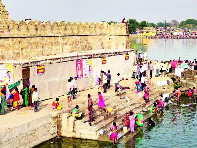 Alternative bathroom for Mahakali devotees | महाकालीच्या भाविकांसाठी उभारले पर्यायी स्नानगृह