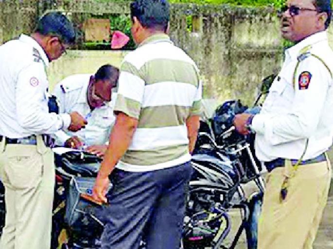 After the e-challan the dispute between the vehicle-holder police will always be | ई-चालानानंतरही वाहनधारक पोलिसांमध्ये वाद कायमच After the e-challan the dispute between the vehicle-holder police will always be | ई-चालानानंतरही वाहनधारक पोलिसांमध्ये वाद कायमच