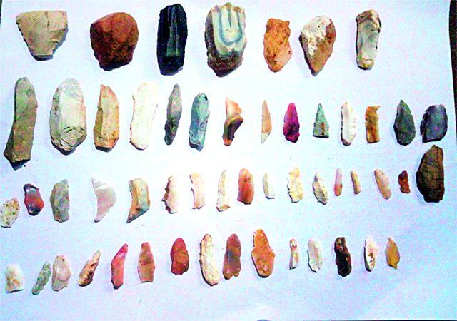 Metallic stone killers, pillars found | महापाषाणकालीन दगडी हत्यारे, शिलास्तंभ सापडले Metallic stone killers, pillars found | महापाषाणकालीन दगडी हत्यारे, शिलास्तंभ सापडले