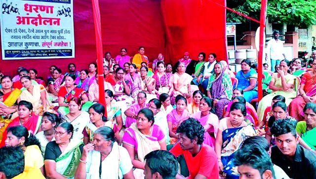 Women's movement for railway bridge | रेल्वे पुलासाठी महिलांचे आंदोलन