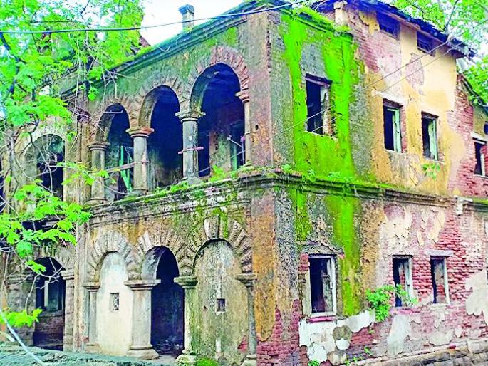Municipal ignoring of dangerous buildings | धोकादायक इमारतींकडे मनपाचे दुर्लक्ष Municipal ignoring of dangerous buildings | धोकादायक इमारतींकडे मनपाचे दुर्लक्ष