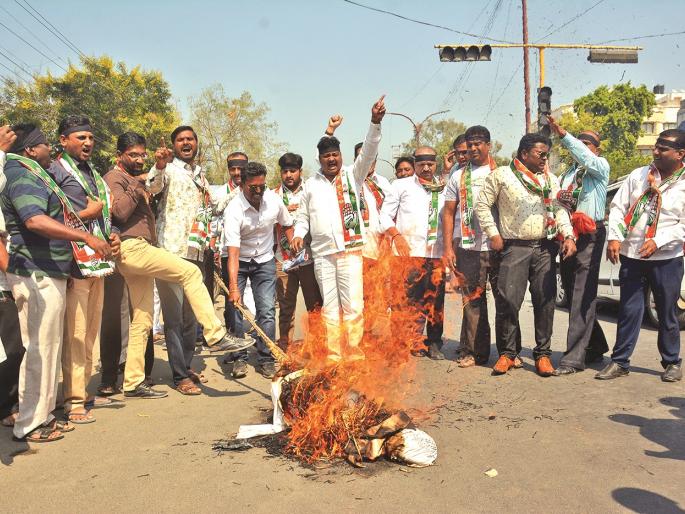 Corruption in road construction; Congress burnt the statue | रस्ता बांधकामात भ्रष्टाचार; काँग्रेसने जाळला पुतळा Corruption in road construction; Congress burnt the statue | रस्ता बांधकामात भ्रष्टाचार; काँग्रेसने जाळला पुतळा