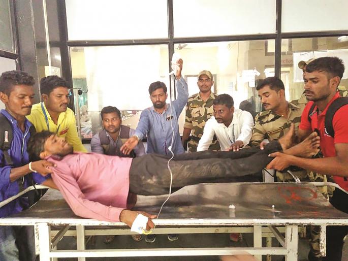 The Collector ran to help the young man who felt uncountious | ‘फिट’च्या झटक्याने रस्त्यावर पडलेल्या तरुणाच्या मदतीसाठी धावले जिल्हाधिकारी