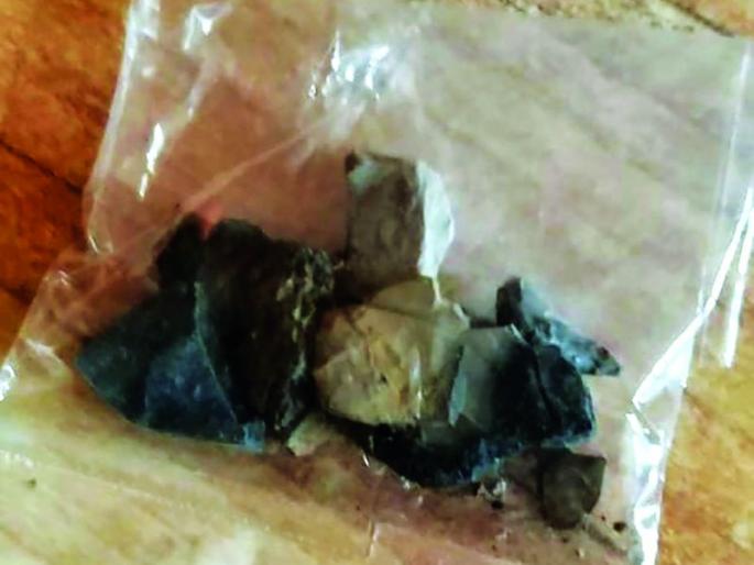 'Craze' for eating soil in rural areas of Akola | अकोल्यातील ग्रामीण भागात विद्यार्थ्यांमध्ये माती खाण्याची ‘क्रेझ’; मातीच्या पुड्यांची सर्रास विक्री 'Craze' for eating soil in rural areas of Akola | अकोल्यातील ग्रामीण भागात विद्यार्थ्यांमध्ये माती खाण्याची ‘क्रेझ’; मातीच्या पुड्यांची सर्रास विक्री