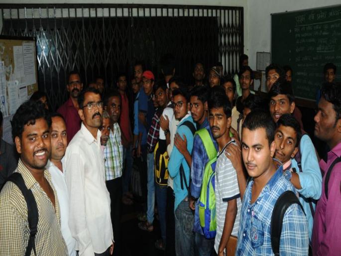 As the only facility center is being opened | एकच सुविधा केंद्र सुरु असल्याने विद्याथ्र्याचे हाल As the only facility center is being opened | एकच सुविधा केंद्र सुरु असल्याने विद्याथ्र्याचे हाल