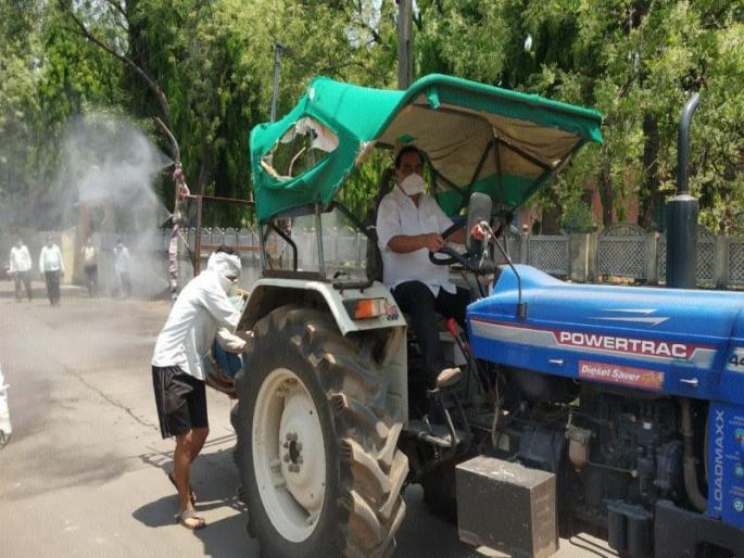 Eknathrao Khadse sprayed himself in the bag | एकनाथराव खडसे यांनी स्वत: केली कोथळीत फवारणी Eknathrao Khadse sprayed himself in the bag | एकनाथराव खडसे यांनी स्वत: केली कोथळीत फवारणी