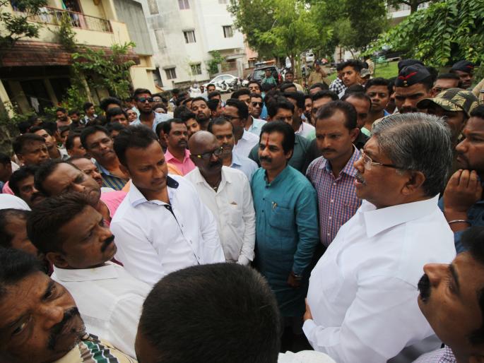Hello sastang of Siddhi Vinayak | पाकलमंत्र्यांचा सिद्धीविनायकाला साष्टांग नमस्कार Hello sastang of Siddhi Vinayak | पाकलमंत्र्यांचा सिद्धीविनायकाला साष्टांग नमस्कार