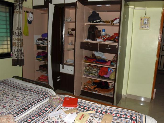 Theft in the house of former agricultural dignitaries at Dhule | धुळे येथे माजी कृषी अधिष्ठात्यांच्या घरात चोरी Theft in the house of former agricultural dignitaries at Dhule | धुळे येथे माजी कृषी अधिष्ठात्यांच्या घरात चोरी