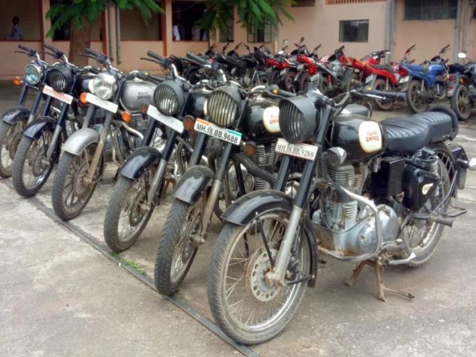 Theft of the bullets caught by LCB | एलसीबीने पकडल्या चोरीच्या बुलेट Theft of the bullets caught by LCB | एलसीबीने पकडल्या चोरीच्या बुलेट