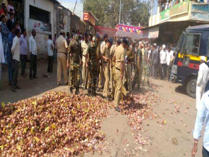 In Kasa, the farmers on the pellet road onion | कासा-यात शेतक-यांनी फेकला रस्त्यावर कांदा In Kasa, the farmers on the pellet road onion | कासा-यात शेतक-यांनी फेकला रस्त्यावर कांदा