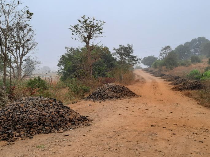 Road work from Shrighat to Takedevgaon stalled! | श्रीघाट ते टाकेदेवगाव रस्त्याचे काम रखडले! Road work from Shrighat to Takedevgaon stalled! | श्रीघाट ते टाकेदेवगाव रस्त्याचे काम रखडले!
