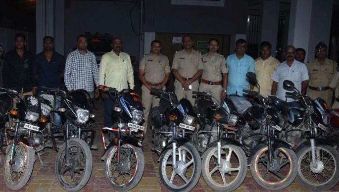 Nine bike gains from Dhori | धुळ्यात चोरट्यांकडून नऊ दुचाकी हस्तगत Nine bike gains from Dhori | धुळ्यात चोरट्यांकडून नऊ दुचाकी हस्तगत