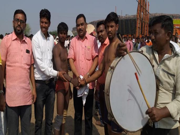 The attraction of Yatra is a wrestling contest at Sonigir | सोनगीर येथे कुस्ती स्पर्धा ठरली यात्रेचे आकर्षण The attraction of Yatra is a wrestling contest at Sonigir | सोनगीर येथे कुस्ती स्पर्धा ठरली यात्रेचे आकर्षण