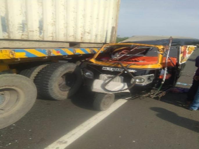 Maruti's Karuna End in Truck-Rickshaw | ट्रक-रिक्षा अपघातात युवतीचा करुण अंत Maruti's Karuna End in Truck-Rickshaw | ट्रक-रिक्षा अपघातात युवतीचा करुण अंत