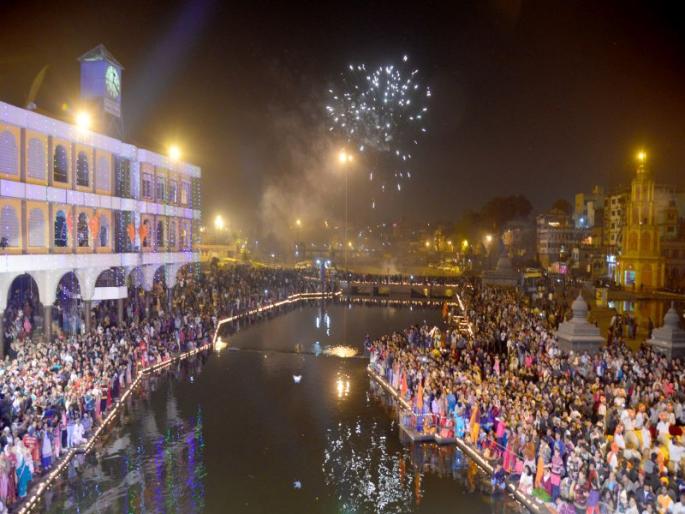 Welcome to New Year's Eve: Swami Barme Mela celebrates the tradition of Ramchand | नववर्षाचे प्रकाशमान स्वागत : स्वामी मित्रमेळाने जपली परंपरा सहस्त्रदीप प्रज्वलनाने उजळले रामकुंड Welcome to New Year's Eve: Swami Barme Mela celebrates the tradition of Ramchand | नववर्षाचे प्रकाशमान स्वागत : स्वामी मित्रमेळाने जपली परंपरा सहस्त्रदीप प्रज्वलनाने उजळले रामकुंड