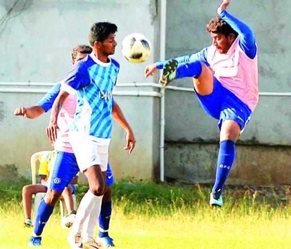 Police, Khandoba 'A' ahead of the Atal Cup football tournament: A team player abducted umpires | पोलीस, खंडोबा 'अ'ची आगेकूच अटल चषक फुटबॉल स्पर्धा : पंचांना शिवीगाळ  Police, Khandoba 'A' ahead of the Atal Cup football tournament: A team player abducted umpires | पोलीस, खंडोबा 'अ'ची आगेकूच अटल चषक फुटबॉल स्पर्धा : पंचांना शिवीगाळ