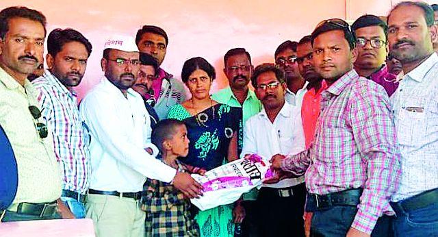 Helping the staff of the dead staff | मृत कर्मचाऱ्याच्या कुटुंबास मदतीचा हात