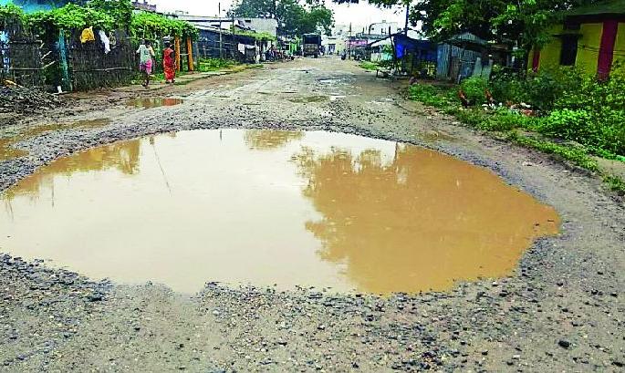 Ankisa-AsarAll way into the pit | अंकिसा-आसरअल्ली मार्ग खड्ड्यात Ankisa-AsarAll way into the pit | अंकिसा-आसरअल्ली मार्ग खड्ड्यात