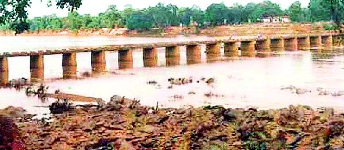 Waiting for a tall bridge on the Pearlakota river | पर्लकोटा नदीवर उंच पुलाची प्रतीक्षाच Waiting for a tall bridge on the Pearlakota river | पर्लकोटा नदीवर उंच पुलाची प्रतीक्षाच